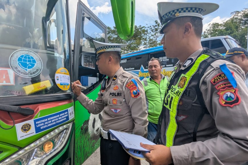 Pastikan Keselamatan Penumpang, Polres Madiun Gelar Ramp Check Bus di Terminal Madiun